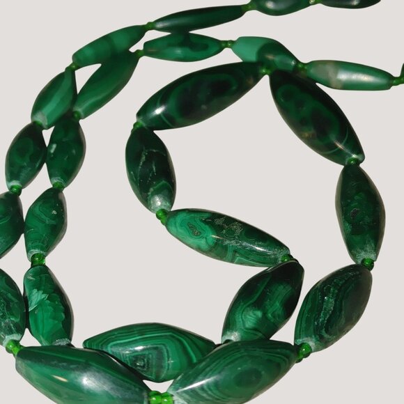 Necklace Vintage Malachite Tumbled Natural Stone 64 g Green Brass Barrel Clasp - Picture 1 of 16
